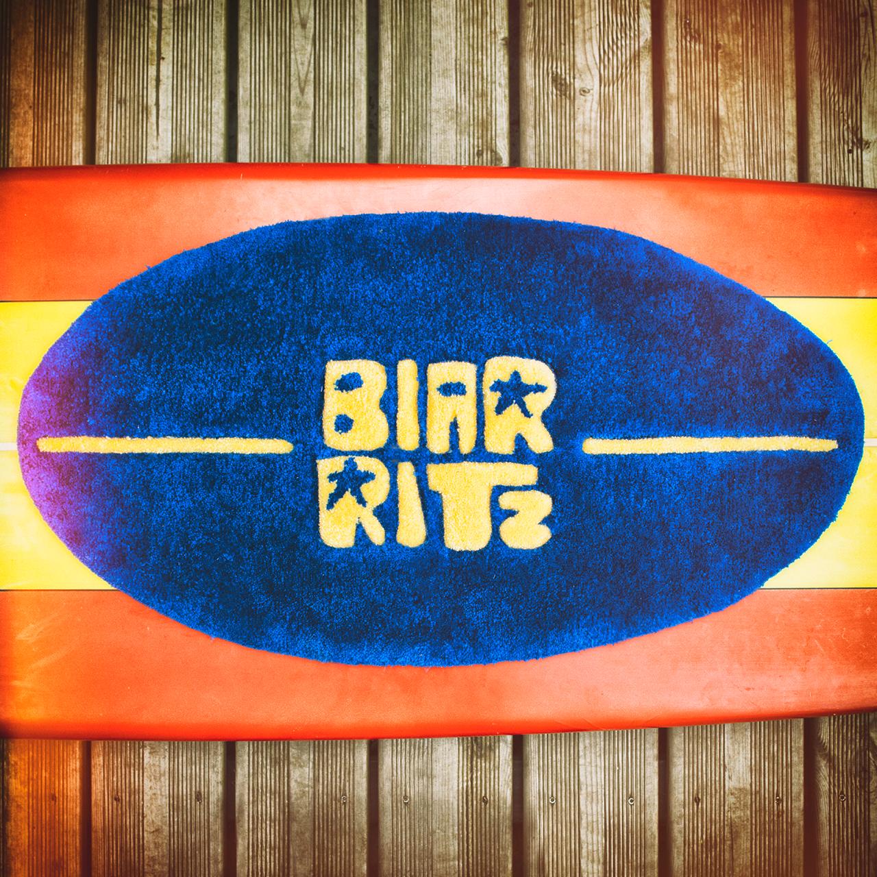 Serviette BIARRITZ bleue sur une planche vintage, sur du bois