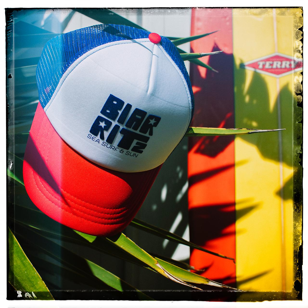 Casquette BIARRITZ Sea Surf & Sun devant des planches Terry